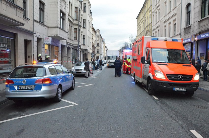 Person aus Fenster gefallen Koeln Muelheim Bergisch Gladbacherstr P10.JPG